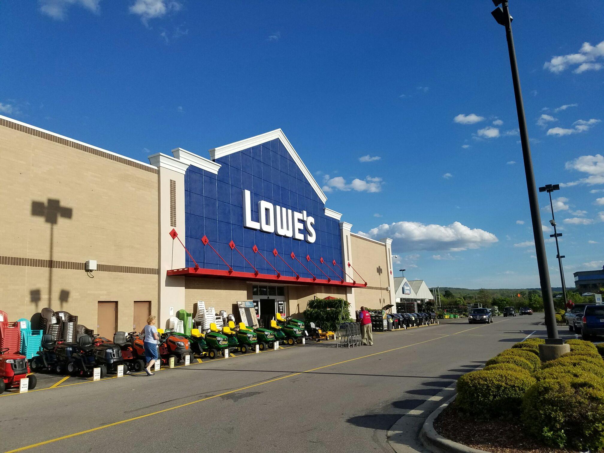 Rickey Smiley Visits Lowe's!